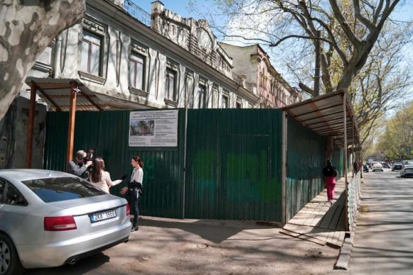 Судьба исторического дома на Ришельевской: местные бьют тревогу, застройщик говорит, что просто вывозит мусор