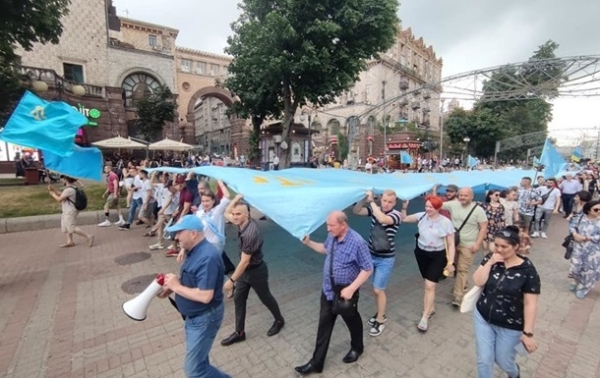 Итоги 26.06: День флага и похоронная модаСюжет