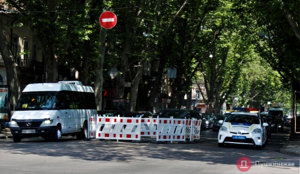 Тепловики рассказали, откуда в центре Одессы огромная яма, создающая пробки, и когда ее уберут. Фото