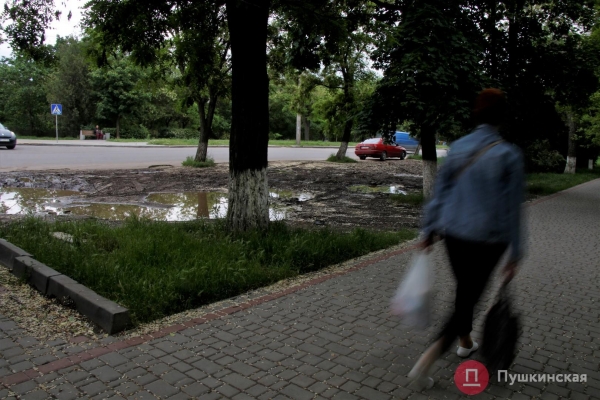 Возле одесской больницы хотят сделать парковку за 3,5 миллиона. Фото