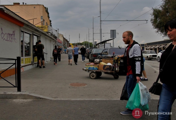 Нормальное решение за свои деньги? В Одессе после дорогущего ремонта тротуар превратился в парковку. Фото