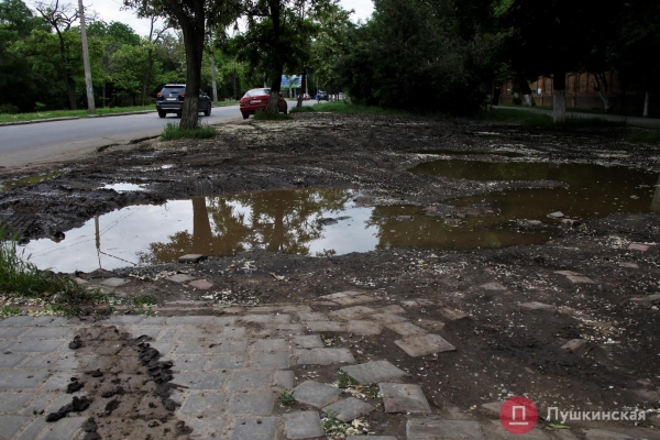 Возле одесской больницы хотят сделать парковку за 3,5 миллиона. Фото