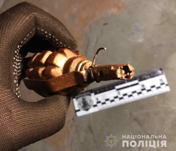 В Одессе пьяный хулиган решил напугать соседей и подбросил им муляж гранаты. Фото