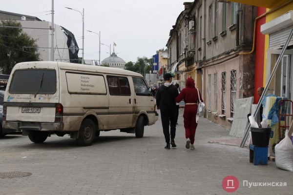 Нормальное решение за свои деньги? В Одессе после дорогущего ремонта тротуар превратился в парковку. Фото