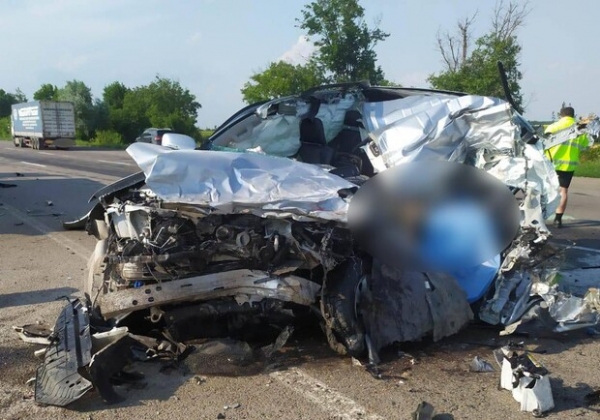Под Одессой чиновник автодора на Land Cruiser врезался в зерновоз: авто разорвало на части