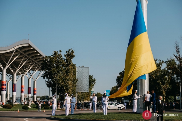 Возле аэропорта Одессы подняли большой флаг Украины: как это было. Фото