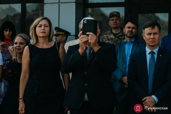 Возле аэропорта Одессы подняли большой флаг Украины: как это было. Фото