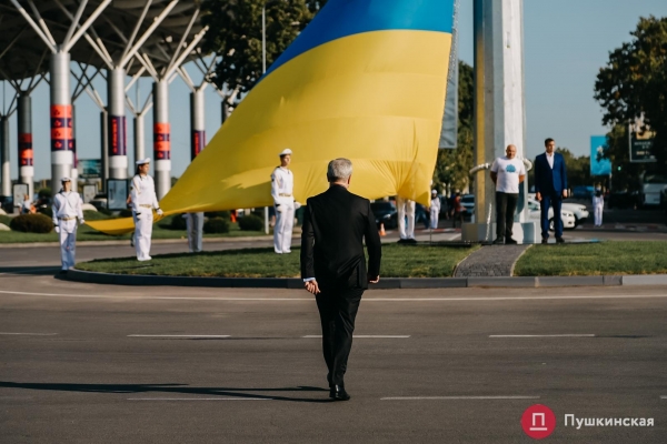 Возле аэропорта Одессы подняли большой флаг Украины: как это было. Фото
