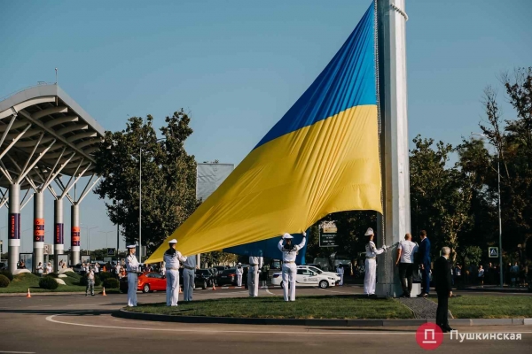 Возле аэропорта Одессы подняли большой флаг Украины: как это было. Фото