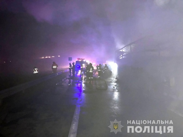 На трассе из Одессы в Киев столкнулись фуры и легковушки — есть погибшие