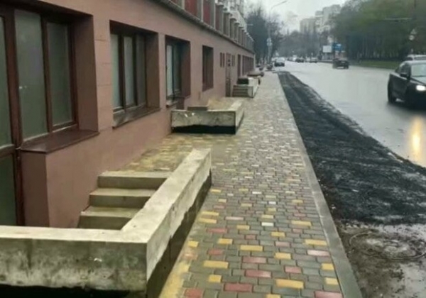 На Фонтанской дороге застройщик захватил тротуар