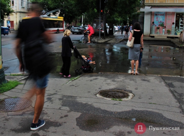 Сделают «по-багатому»: тротуар в центре Одессы отремонтируют гранитной плиткой и аутентичной брусчаткой