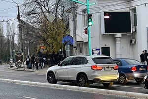 Нарушать больше не получится: на Черняховского установили бетонный барьер