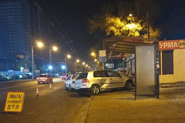 В Одессе автомобиль врезался в остановку общественного транспорта 