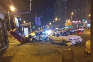 В Одессе автомобиль врезался в остановку общественного транспорта 