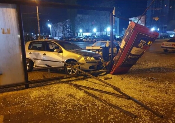 В Одессе автомобиль врезался в остановку общественного транспорта 