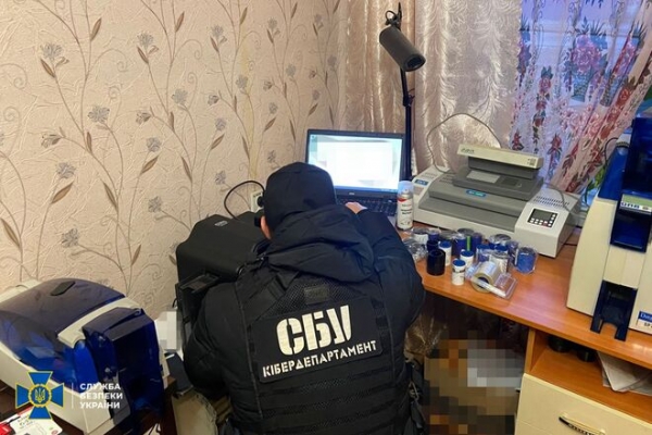 
Права и техпаспорта на угнанные авто за $800: в Киеве накрыли подпольный "сервисный центр МВД" – фото, видео
