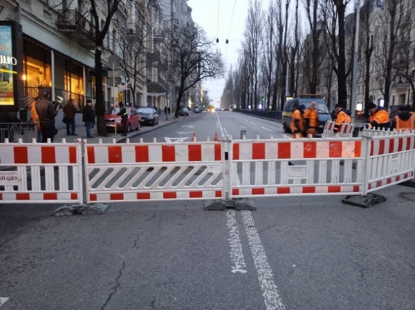 В центре Киева посреди дороги провалился асфальт