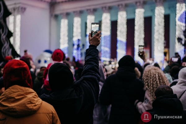 В Одессе зажгли главную елку города: с песнями, танцами и Святыми Николаями на байках. Фото