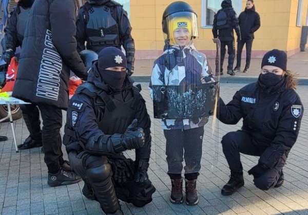 Катают на авто и дают "пьяные очки": в Одессе отмечают Рождество с полицией