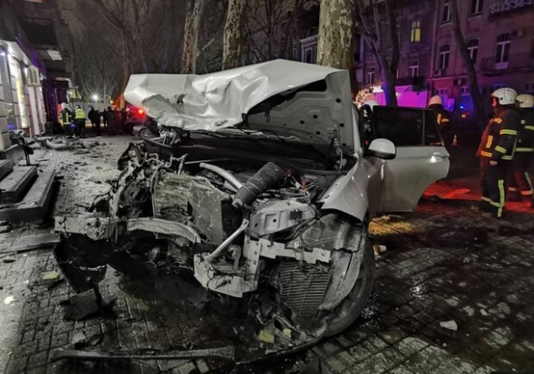 В Одессе BMW столкнулся с двумя автомобилями и снес столбы: есть пострадавшие
