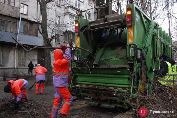 Коммунальные службы начали генеральную уборку и инвентаризацию дворов Одессы: зачем это нужно. Фото
