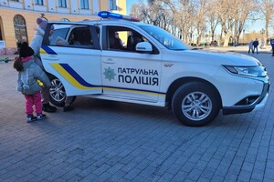 Катают на авто и дают "пьяные очки": в Одессе отмечают Рождество с полицией