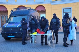 Катают на авто и дают "пьяные очки": в Одессе отмечают Рождество с полицией