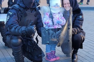 Катают на авто и дают "пьяные очки": в Одессе отмечают Рождество с полицией