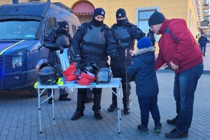 Катают на авто и дают "пьяные очки": в Одессе отмечают Рождество с полицией