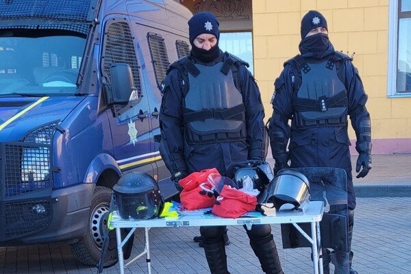 Катают на авто и дают "пьяные очки": в Одессе отмечают Рождество с полицией