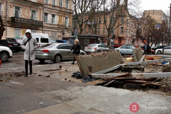 Мэрия не может заставить владельцев нахалстроя в центре Одессы убрать с тротуара развалины. Фото