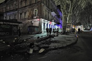 В Одессе BMW столкнулся с двумя автомобилями и снес столбы: есть пострадавшие
