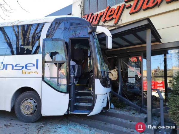 В Одессе автобус попал в ДТП: вылетел на встречку, снес дерево и врезался в мотосалон. Фото, обновлено