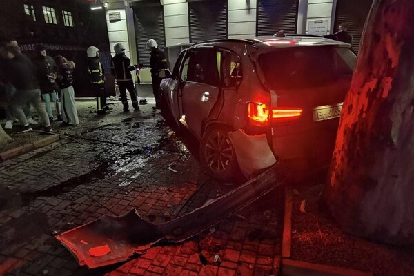 В Одессе BMW столкнулся с двумя автомобилями и снес столбы: есть пострадавшие