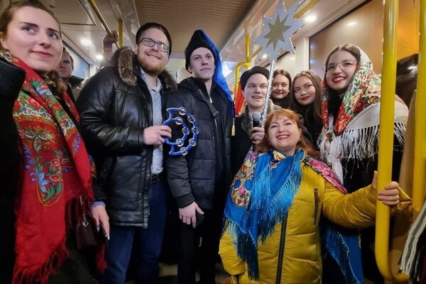 Сотни огней и колядки: как прошел парад рождественского транспорта в Одессе