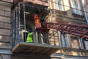 В Одессе убрали вагонку с балкона, который уродовал памятник архитектуры