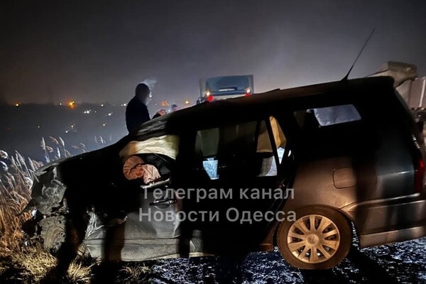 На Объездной дороге легковушка столкнулась с фурой: есть пострадавшие 