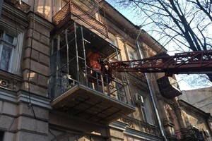 В Одессе убрали вагонку с балкона, который уродовал памятник архитектуры