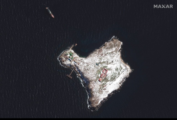 Американцы опубликовали снимок острова Змеиный с российским кораблём