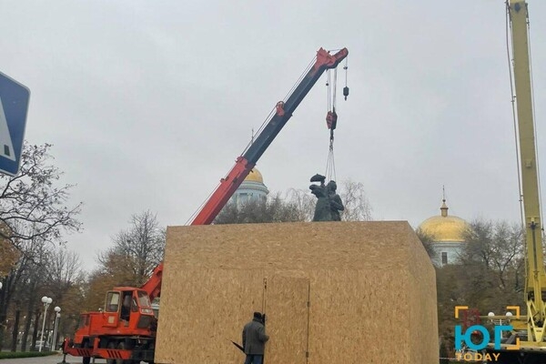 В Измаиле демонтируют памятник Суворову
