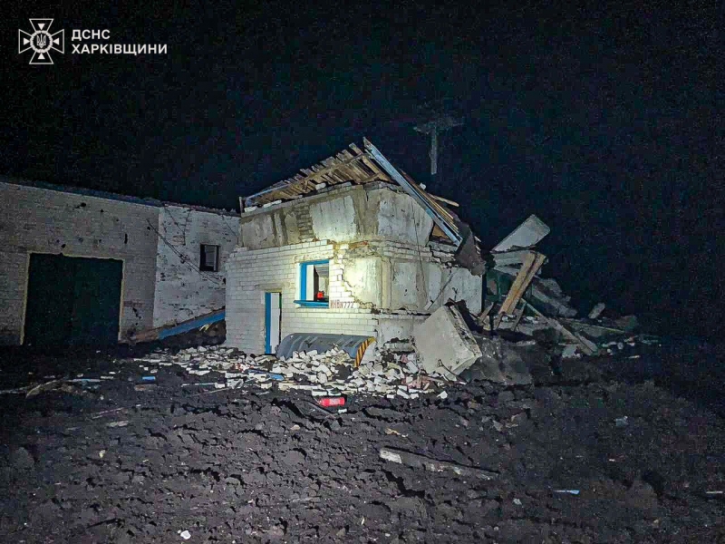 Вночі окупанти вдарили ракетою по пожежній частини на Харківщині (фото, відео)