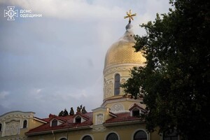 Утром в один из куполов храма Свято-Иверского мужского монастыря ударила молния 