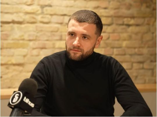 Намагається «мобілізуватися» за схемою Насірова, — Мосійчук про ексрадника ОП Артема Шила